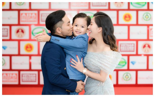 Khánh Thi cùng chồng con mừng anh trai nhận kỷ lục Việt Nam