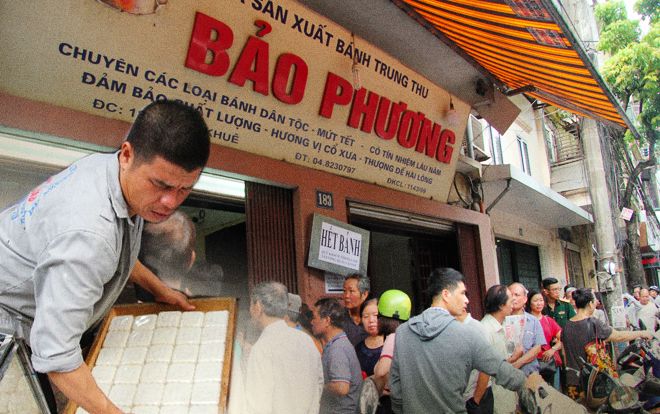 Nhiều người ở  xa cũng đến xếp hàng cả tiếng đồng hồ chờ mua, tiệm bánh trung thu Bảo Phương liên tục treo biển hết hàng