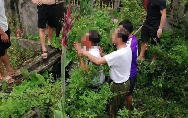 Nghi người đàn ông bắt cóc trẻ em, rất đông người dân vây kín ủy ban xã