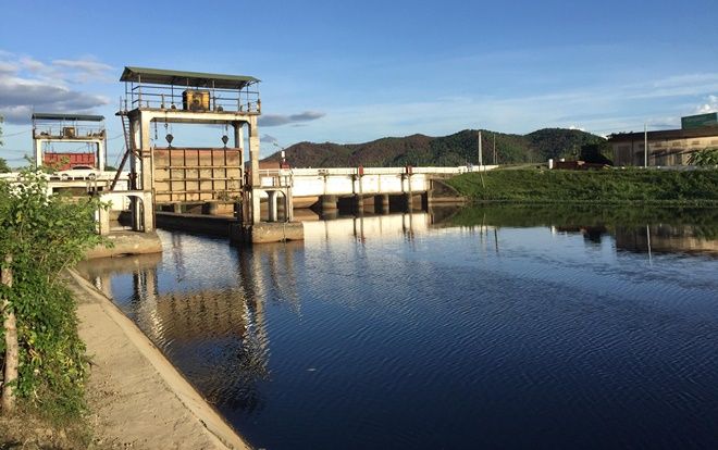 Nước sông Vinh bỗng đổi thành màu đen, bốc mùi hôi nồng nặc