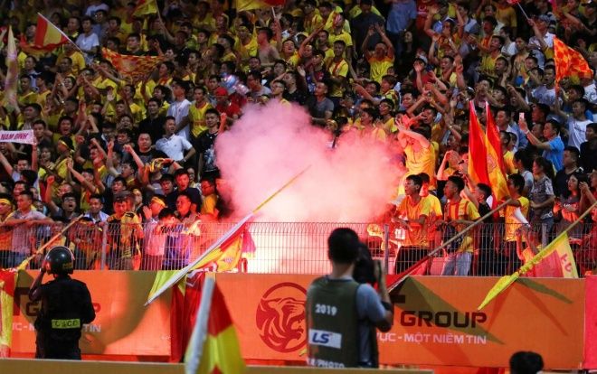 CĐV Nam Định 'trút mưa' pháo sáng khiến 1 người phải nhập viện cấp cứu
