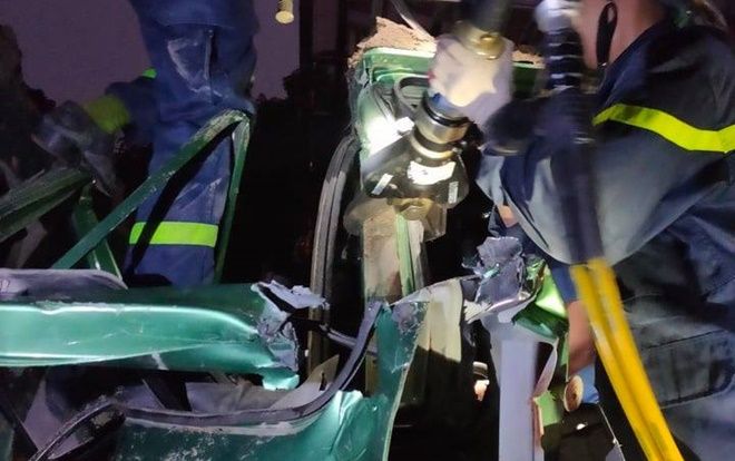 Cảnh sát giải cứu phụ xe tải mắc kẹt trong cabin khi 3 xe hổ vồ va chạm liên hoàn