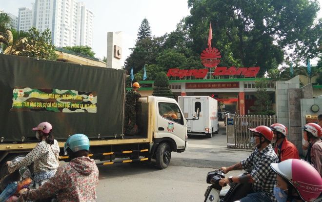 Bộ đội Binh chủng Hóa học điều 4 xe đặc chủng tiến thẳng vào Công ty Rạng Đông chuẩn bị tẩy độc