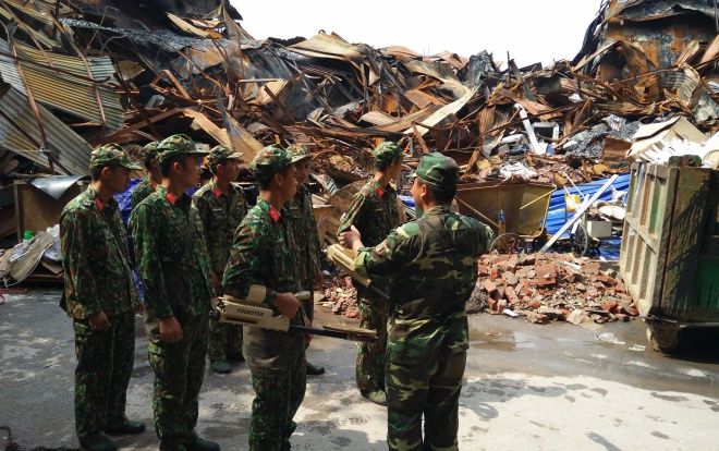Cận cảnh Bộ đội Binh chủng Hóa học tiến hành tẩy độc sau vụ cháy khủng khiếp tại Công ty Rạng Đông