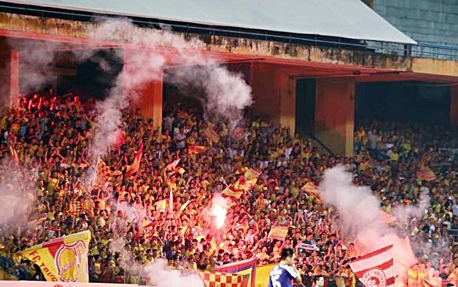 Án phạt nào dành cho CĐV Nam Định khi bắn pháo sáng?