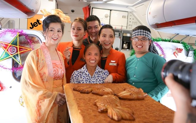 Bắt gặp Bà Tân Vlog mang bánh trung thu siêu to khổng lồ lên máy bay Jetstar