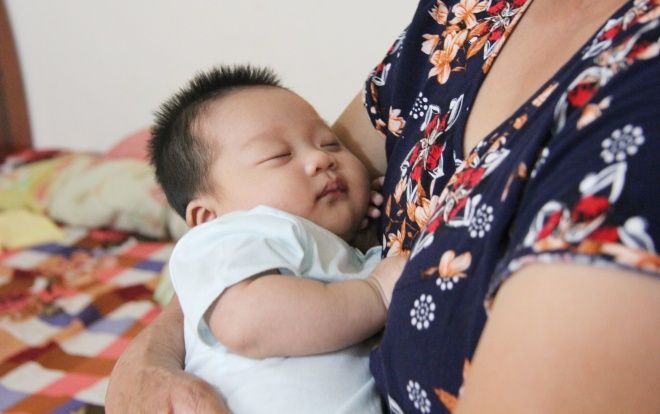 Bé gái mới 2 tháng tuổi vĩnh viễn mất mẹ sau thảm án Đan Phượng: Hơn 1 tuần nay con ngủ tốt, không khóc quấy như trước nữa