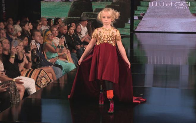 Nàng mẫu nhí tàn tật đầu tiên sải bước đầy tự tin tại New York Fashion Week