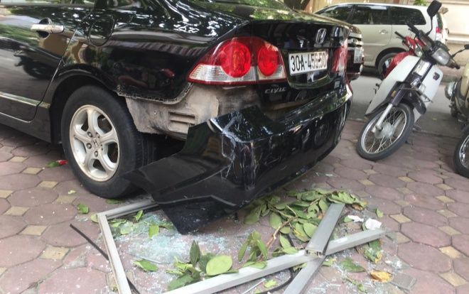 Cư dân thót tim vì cửa kính tòa nhà chung cư bất ngờ rơi trúng đuôi ô tô