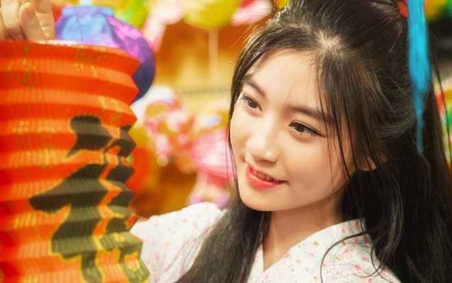 Missteen Nam Phương hóa chị Hằng xinh đẹp dạo phố mùa trung thu