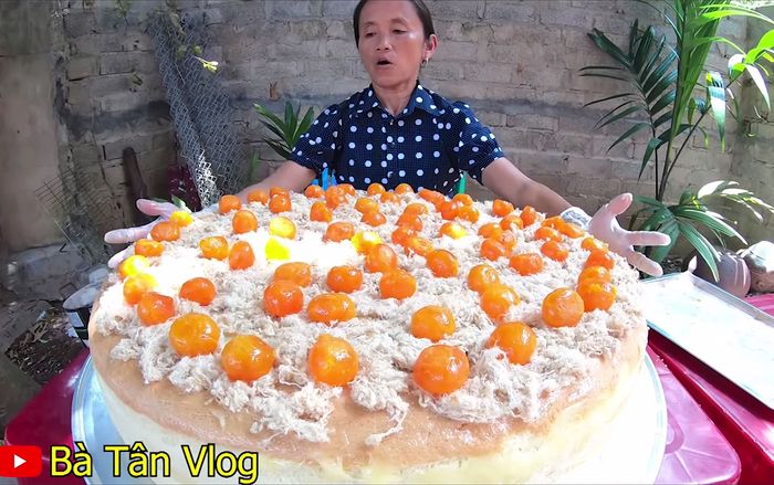 Dân mạng tố bà Tân lừa dối người xem, đòi tẩy chay sau vlog làm bánh bông lan trứng muối khổng lồ