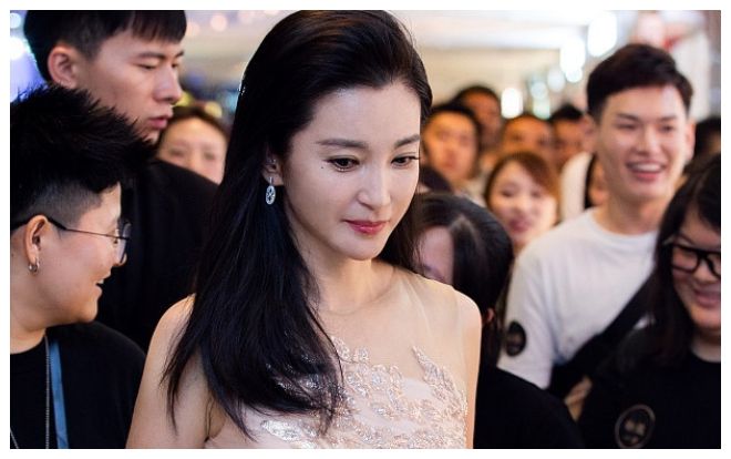 U50 Lý Băng Băng mặc đầm xuyên thấu mờ ảo khiến bao người tò mò xuýt xoa