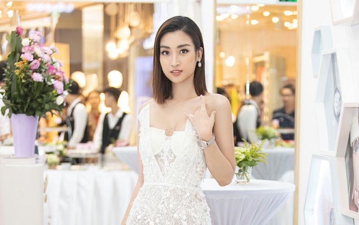 Đỗ Mỹ Linh diện váy trong suốt, khoe chân thẳng tắp, dáng nuột nà