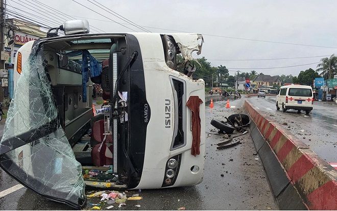 Xe khách văng bánh lật nhào, 26 hành khách hoảng loạn kêu cứu