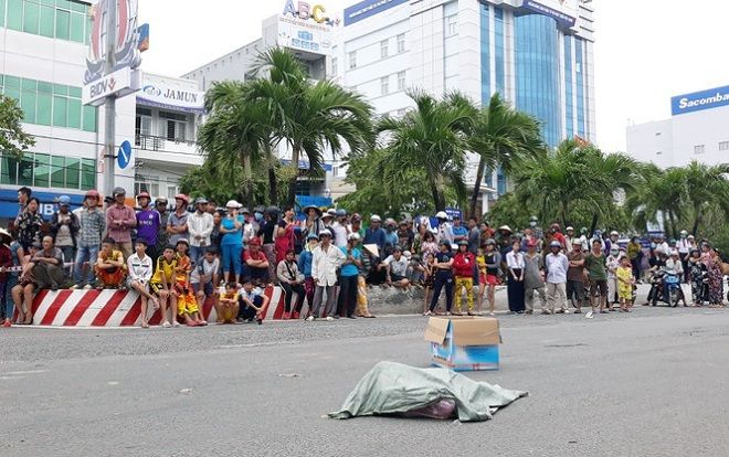 Hoảng hồn phát hiện xác thai nhi khi giúp người phụ nữ nhặt bao tải rơi xuống đường