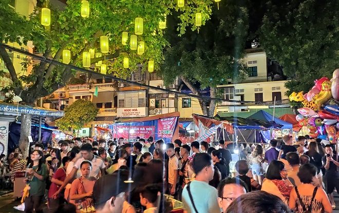 Hà Nội: Biển người đông nghịt đổ về phố Hàng Mã chơi Trung Thu
