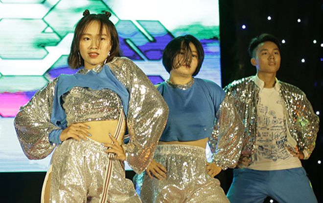 Teen THPT Chuyên ĐH KHTN Hà Nội cùng nhau 'phá cỗ' đêm Trung Thu đón học sinh khóa mới