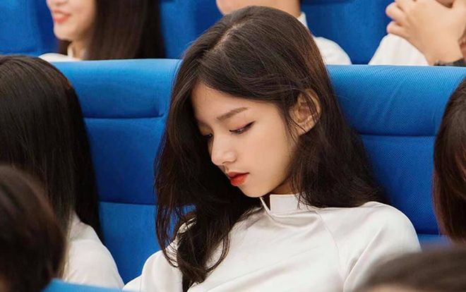 Bị chụp lén khi đi nhập học, hotgirl Quảng Bình khiến dân mạng xuýt xoa vì góc nghiêng quá đẹp