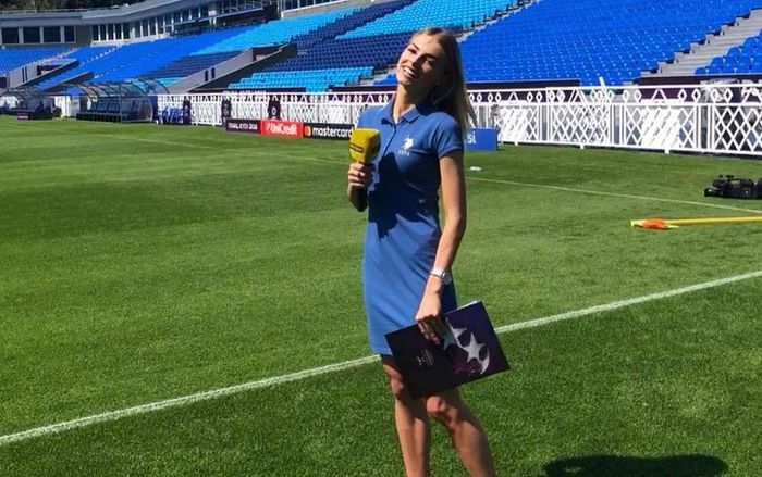 Nữ phóng viên bị sao Man City tỏ tình bằng cách cưỡng hôn tự tin khoe sắc