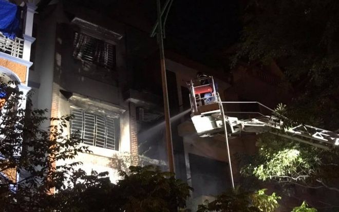 Cháy lớn căn biệt thự trong khu đô thị Xa La, 4 người trong gia đình chạy thoát thân