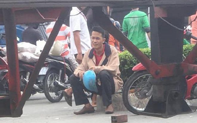 Chồng thất thần, gào khóc đau đớn bên thi thể vợ sau tai nạn giao thông