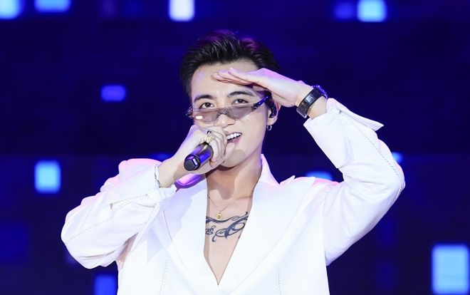 Khoảnh khắc dễ thương: Lạnh lùng 'soái ca' như Soobin Hoàng Sơn cũng có lúc 'hết cả hồn' vì… pháo sáng