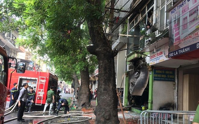Cháy cửa hàng 3 tầng ở Hà Nội, nhiều người hoảng sợ nhảy xuống mái tôn thoát thân
