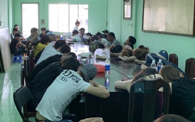 Dân chơi vứt ma túy tung tóe, tháo chạy khi quán bar 386 ở Sài Gòn bị kiểm tra