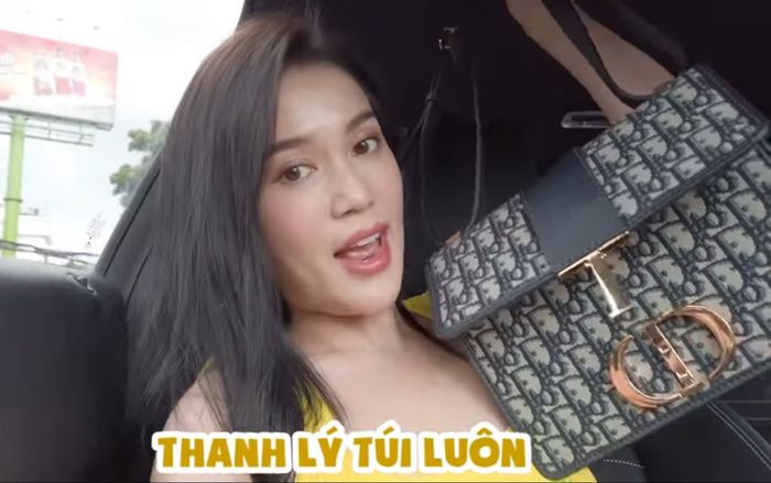 Sĩ Thanh vào tận store check túi để khẳng định không dùng hàng fake, ai ngờ cô nàng lại bị cộng đồng mạng 'phản pháo' thế này