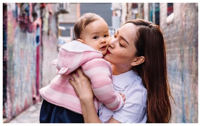 Lan Phương trả lời thắc mắc của fan về việc chăm sóc con gái lai Tây