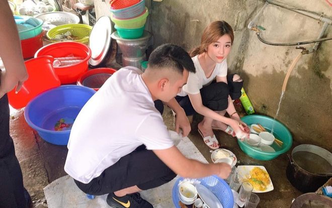 Bức ảnh gái xinh ngồi rửa đống chén sau bữa tiệc ở quê khiến các chàng trai phải truy lùng danh tính