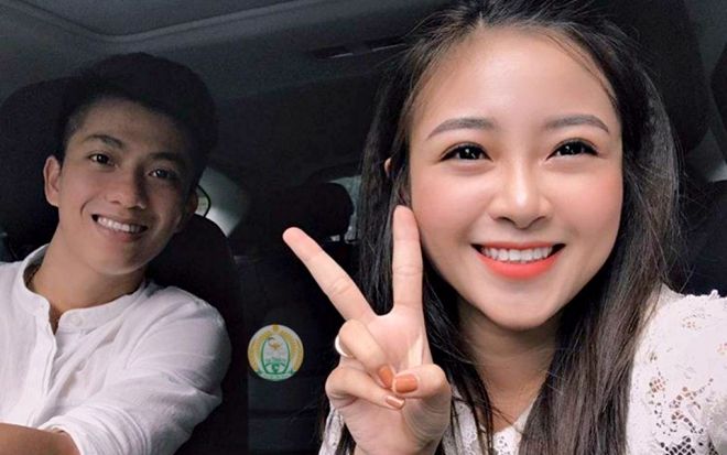 Bạn gái mới gây sốt khi 'nựng yêu' Phan Văn Đức trên ô tô bạc tỷ