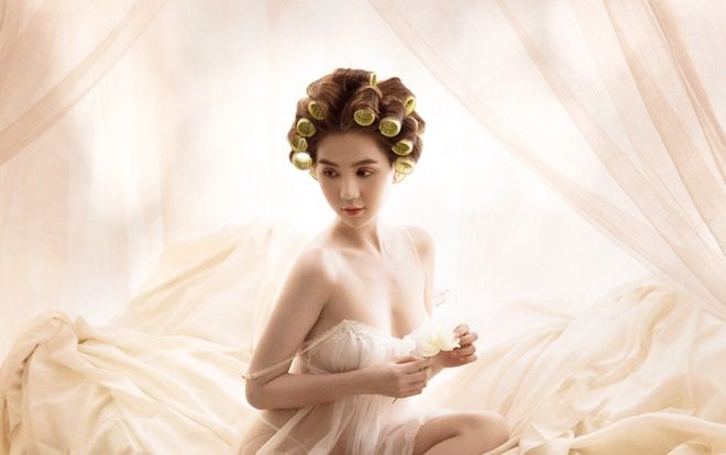 Chuyện Ngọc Trinh khoe thân và 'gã trai hư' Hà Nội FC