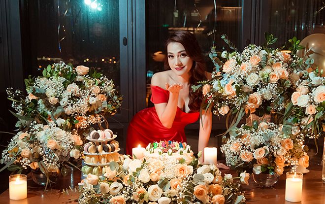 Thái Nhiên Phương khéo khoe thềm ngực mượt mà đón tuổi mới