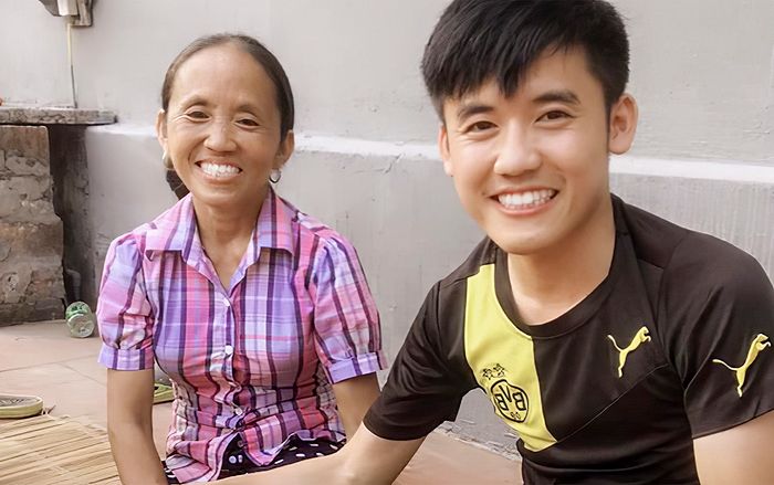 Bị tố gian dối trong clip làm bánh bông lan, bà Tân vlog và con trai nói gì?