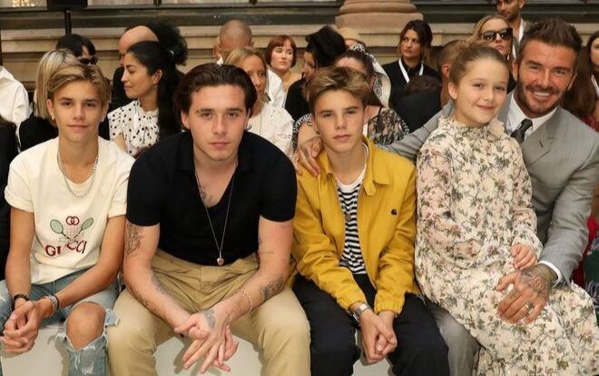 ‘Út cưng’ Harper Beckham được bố nắm tay đến tham dự buổi diễn thời trang của mẹ Victoria