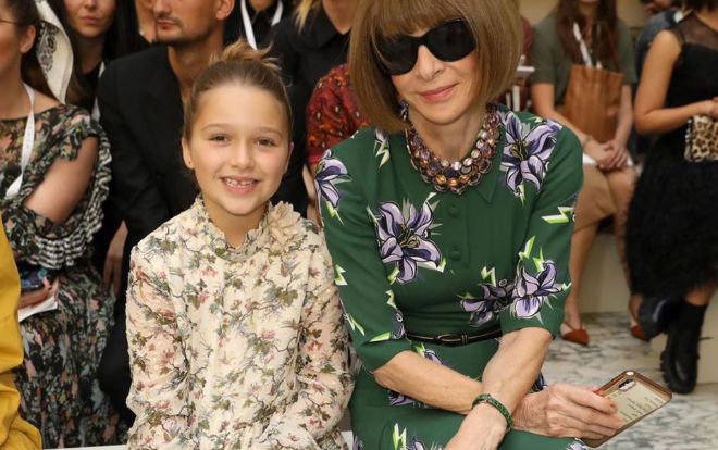 Harper Beckham đi dự tuần lễ thời trang London mặc đồ đôi với 'bà đầm thép' Anna Wintour