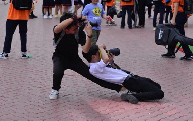 2 nam sinh với kiểu dáng chụp ảnh cực 'chất' khiến CĐM hết lời khen ngợi: 'Đúng là hết lòng vì nghệ thuật'