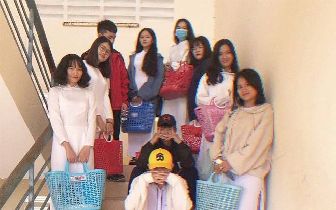 Ý tưởng táo bạo nhất hệ mặt trời là đây: Nhóm học sinh mang hẳn làn đi chợ đến trường, vừa không 'đụng hàng' vừa thoải mái đựng sách vở