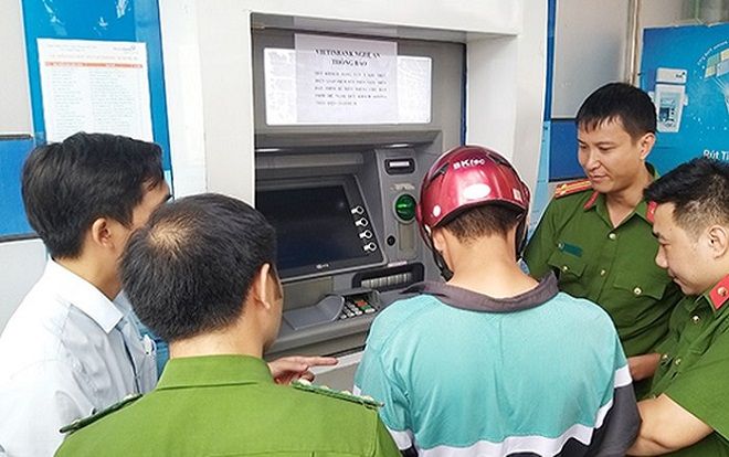 Tạm giữ 3 người nước ngoài chiếm đoạt tài sản bằng công nghệ cao qua các cột ATM