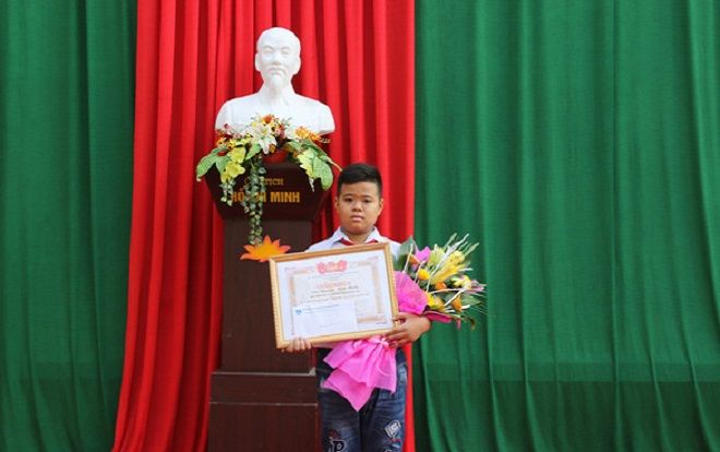 Nam sinh lớp 7 nhặt được túi xách chứa hơn 70 triệu đồng, trao trả lại người đánh rơi