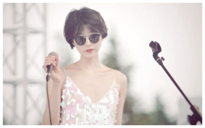 Sau 6 năm ly hôn với Vương Phi, Lý Á Bằng đã tìm được tình yêu mới xinh đẹp và thần thái không hề kém cạnh 'thiên hậu Hong Kong'