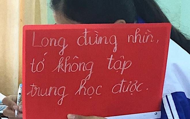 Bị 'crush' thích ra mặt, nữ sinh bối rối viết tấm bảng nhắc nhở: 'Long đừng nhìn, tớ không tập trung học được'