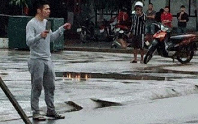 Nam thanh niên nghi ngáo đá cầm 2 con dao la hét đuổi chém người qua đường