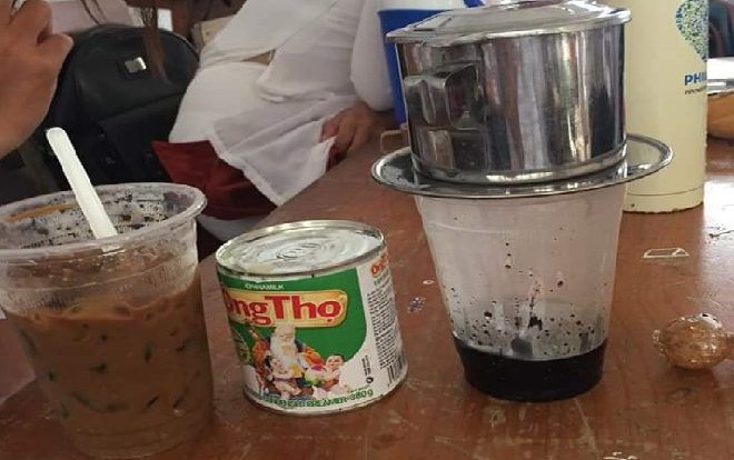 Bị cấm không cho mua nước vào lớp, các cô cậu học trò đem cả ly, phin cà phê, sữa đặc…quyết tâm ‘lách luật’