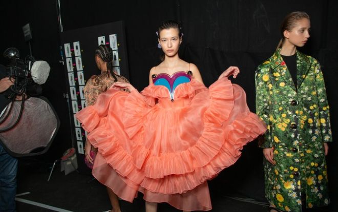 Những thiết kế thời trang bắt nguồn từ cảm hứng tình dục tại London Fashion Week