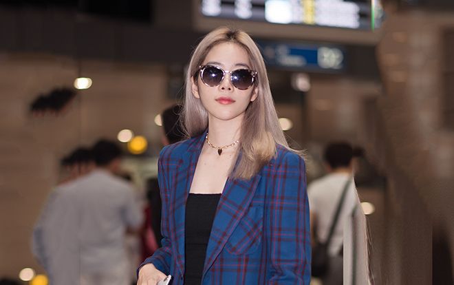Nam Em diện set đồ 100 triệu đồng, khoe tóc bạch kim da trắng nuột tại sân bay