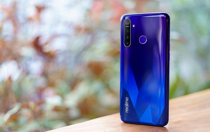 Mở hộp Realme 5 Pro tại Việt Nam: 4 camera, pin 'khủng' 4.035 mAh kèm sạc nhanh VOOC