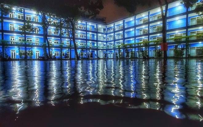 Trời mưa ngập khắp sân trường, Đại học Thủ Dầu Một về đêm vẫn lung linh với khung cảnh không thể nào đẹp mắt hơn