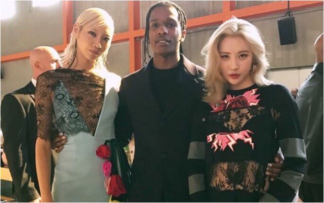 'Nữ hoàng quyến rũ' Sunmi lấn át Quan Hiểu Đồng tại show Prada